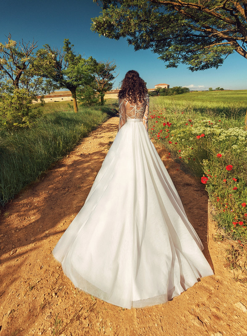 Vestido de novia de corte A con cuello alto y manga larga