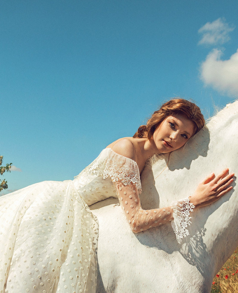 Robe de mariée exquise à pois et épaules dénudées