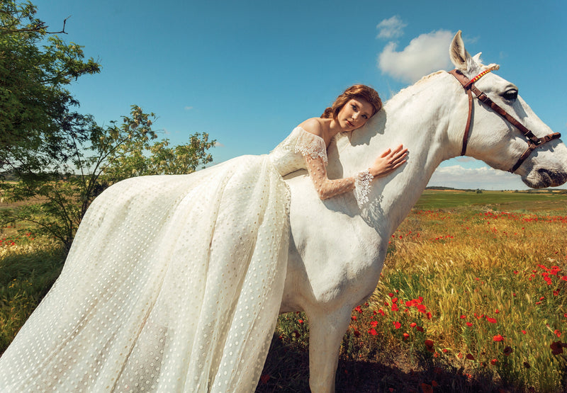 Robe de mariée exquise à pois et épaules dénudées