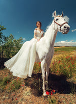 Vestido de novia exquisito con lunares y hombros descubiertos