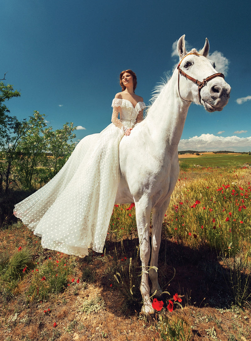 Vestido de novia exquisito con lunares y hombros descubiertos