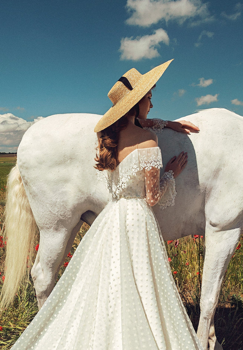 Vestido de novia exquisito con lunares y hombros descubiertos