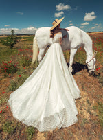 Robe de mariée exquise à pois et épaules dénudées