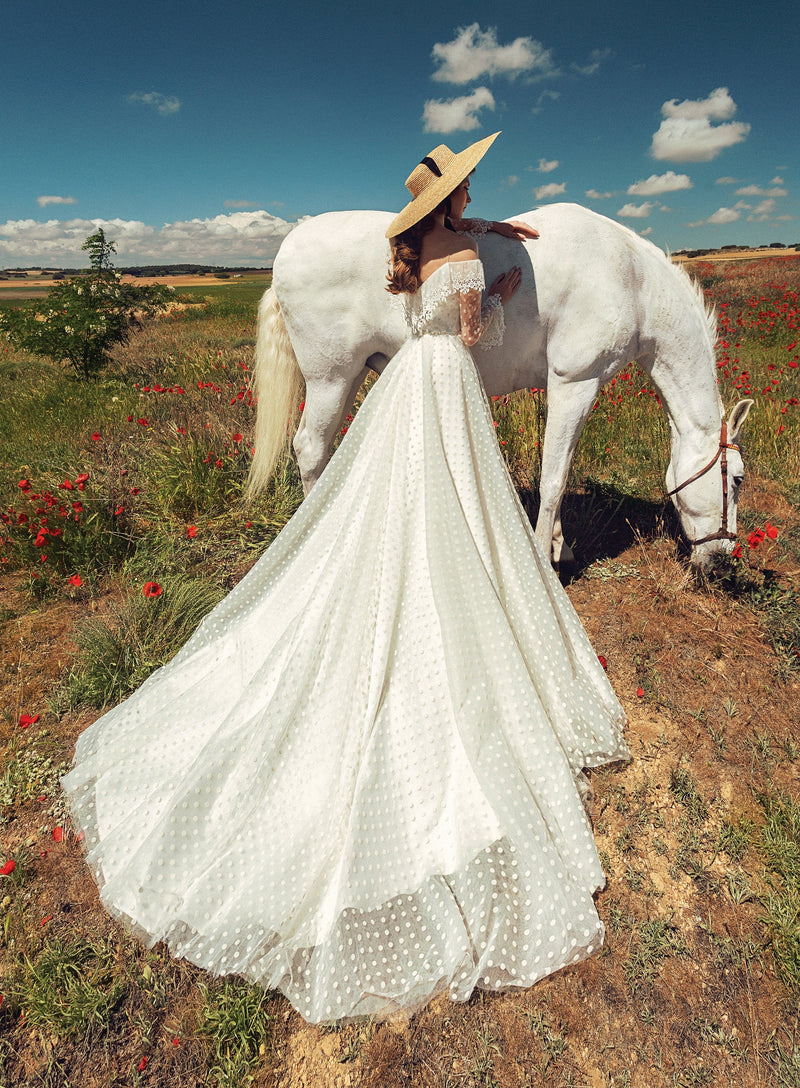 Vestido de novia exquisito con lunares y hombros descubiertos