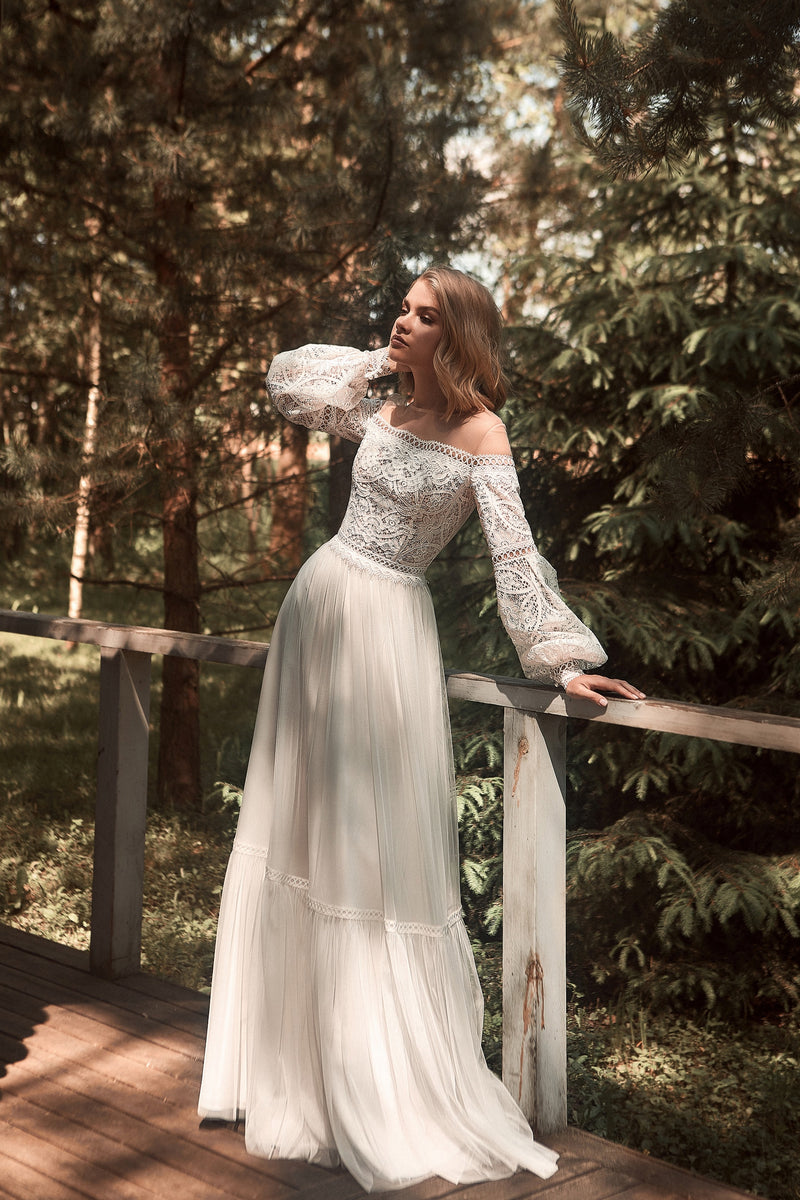 Vestido de novia corte A con mangas largas con hombros descubiertos