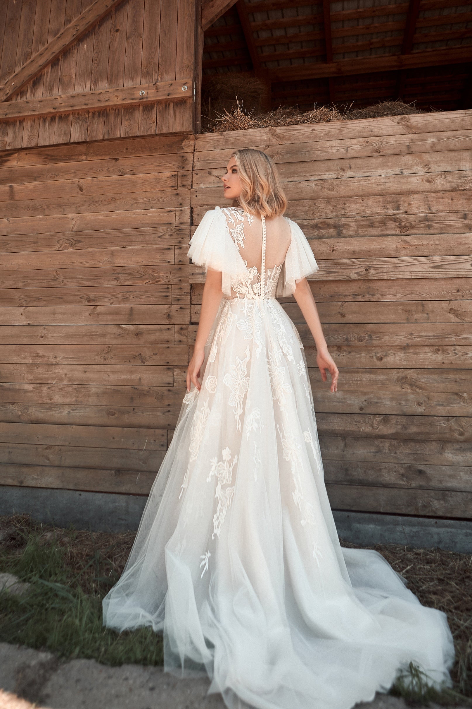 Butterfly Sleeve A-Line Chic Wedding Dress EU44 / Vanilla Butterfly Sleeve A-Line Chic Wedding Dress EU44 / Vanilla