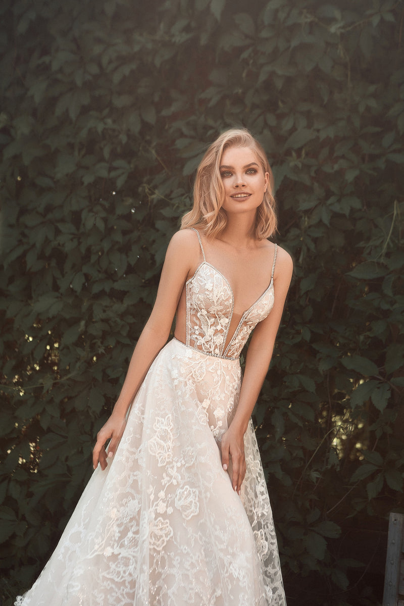 Robe de mariée pailletée à col en V profond et bretelles spaghetti