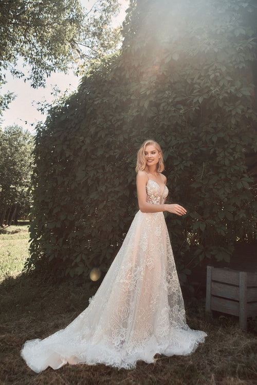 Vestido de novia con purpurina y escote en V profundo con tirantes finos