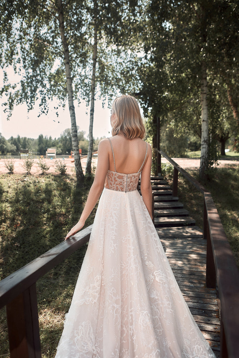 Robe de mariée pailletée à col en V profond et bretelles spaghetti