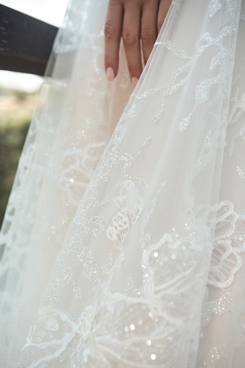 Robe de mariée pailletée à col en V profond et bretelles spaghetti