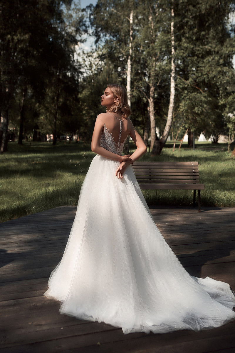 Romántico vestido de novia princesa con alas angelicales