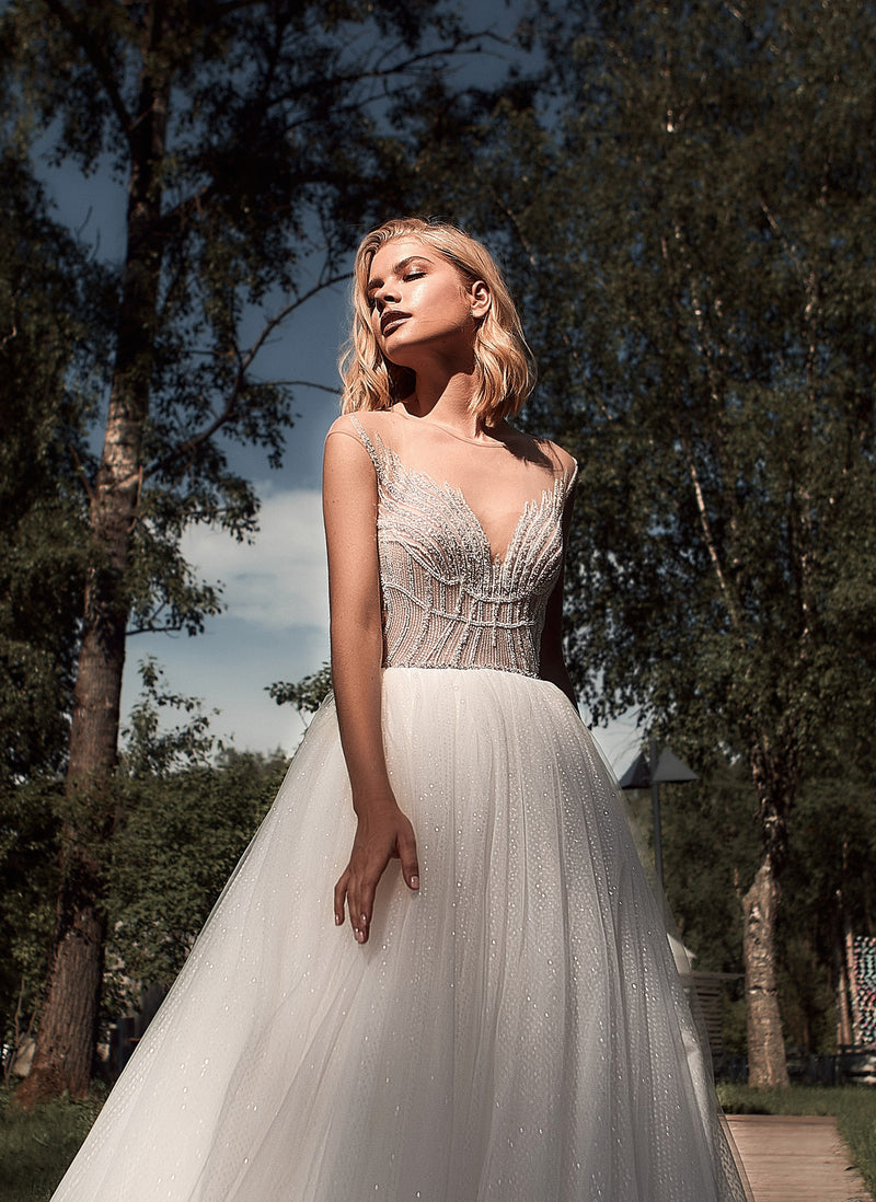 Romántico vestido de novia princesa con alas angelicales