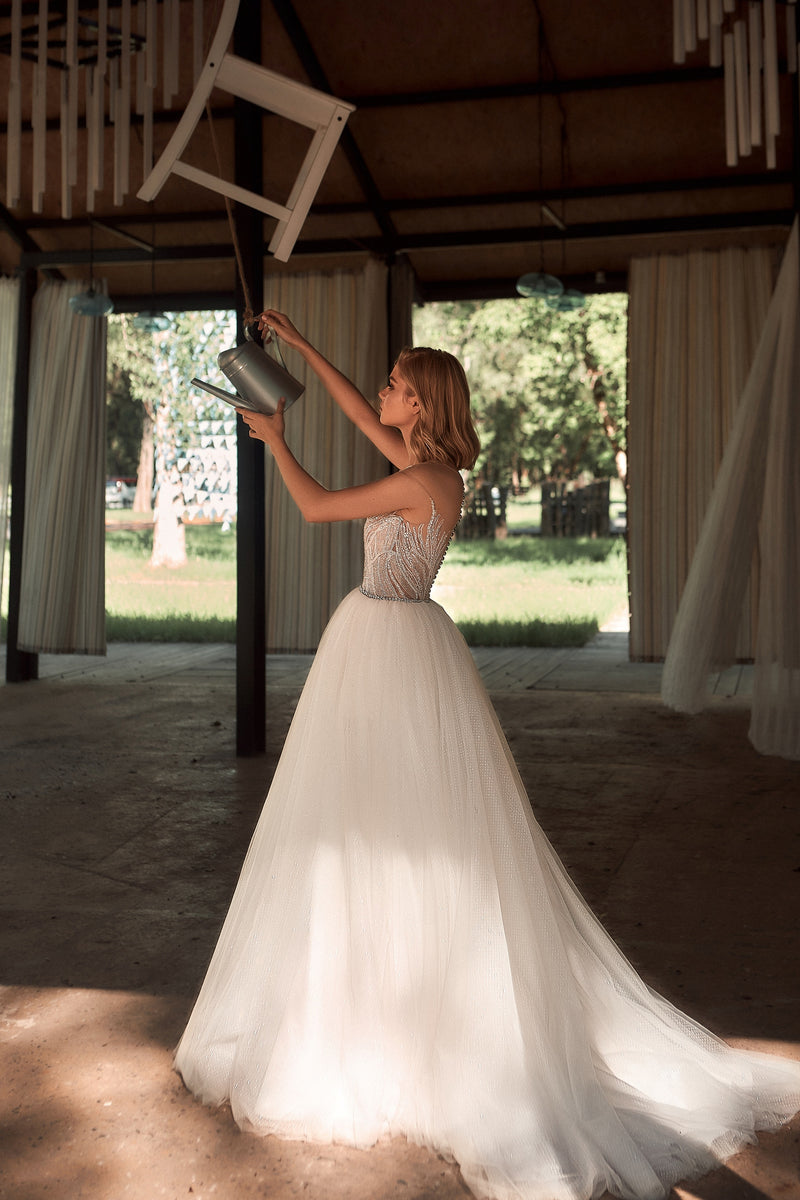 Romántico vestido de novia princesa con alas angelicales