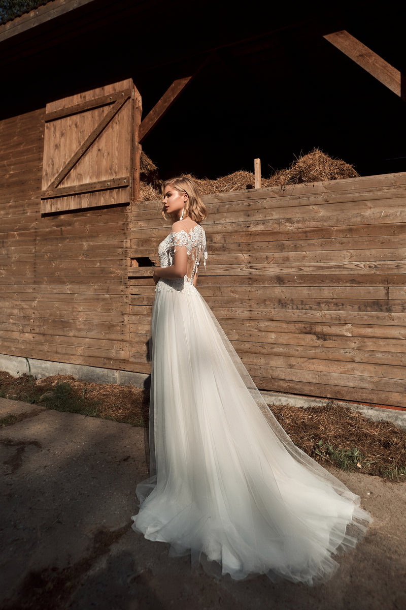 Vestido de novia bohemio con escote ilusión y hombros descubiertos