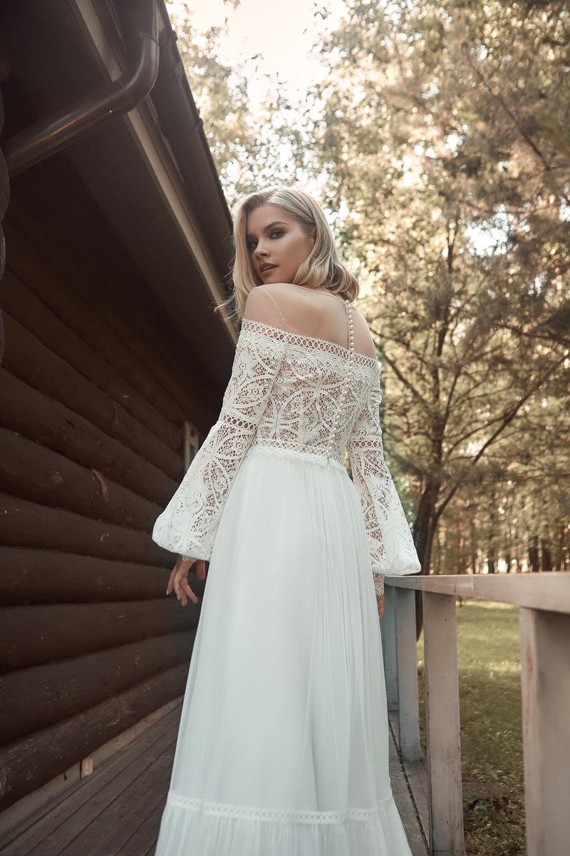 Vestido de novia corte A con mangas largas con hombros descubiertos