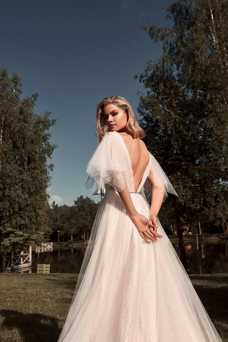 Vestido de novia evasé con purpurina y manga de mariposa