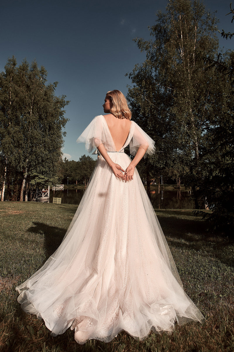 Vestido de novia evasé con purpurina y manga de mariposa