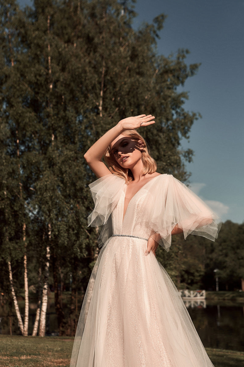 Vestido de novia evasé con purpurina y manga de mariposa