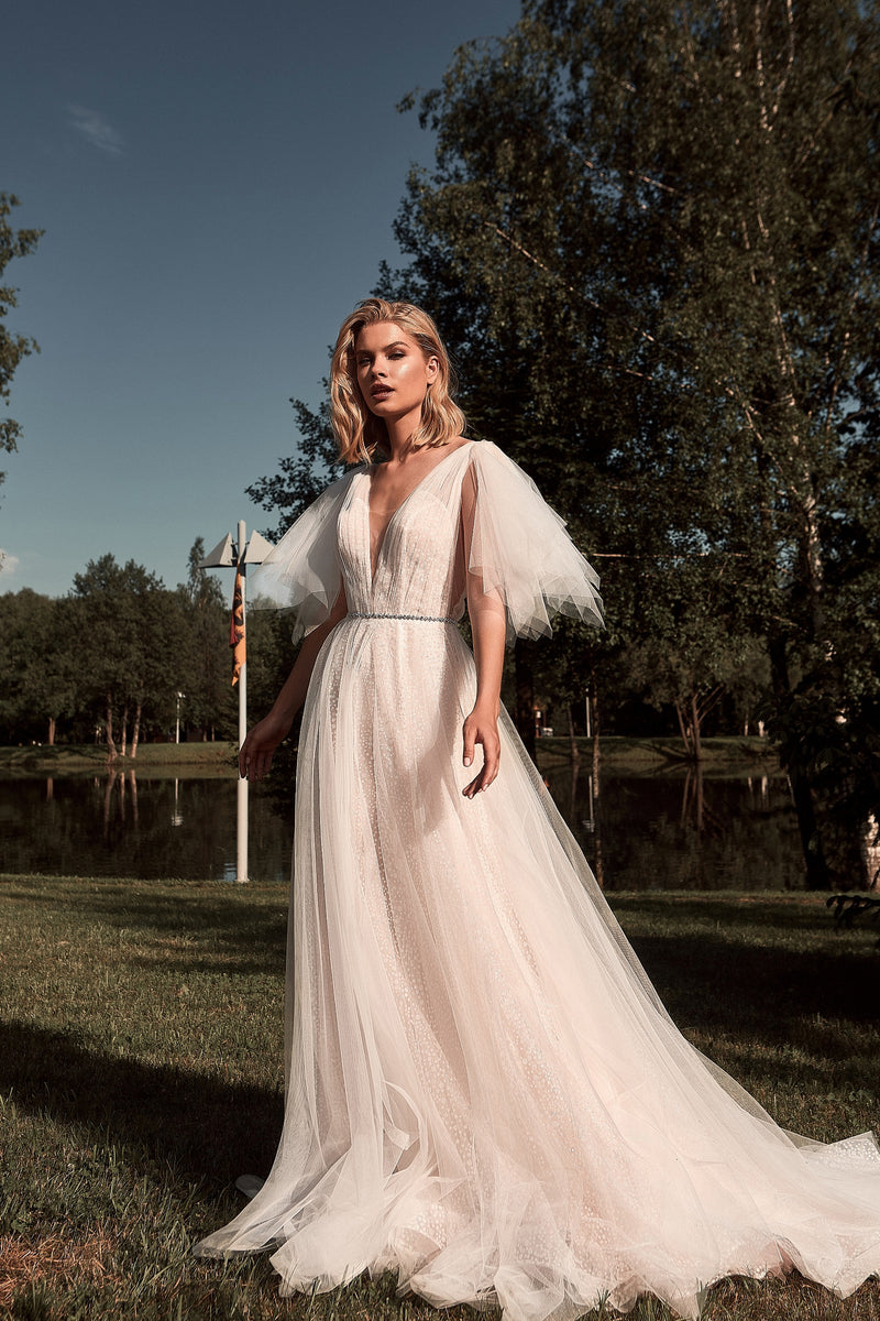 Vestido de novia evasé con purpurina y manga de mariposa