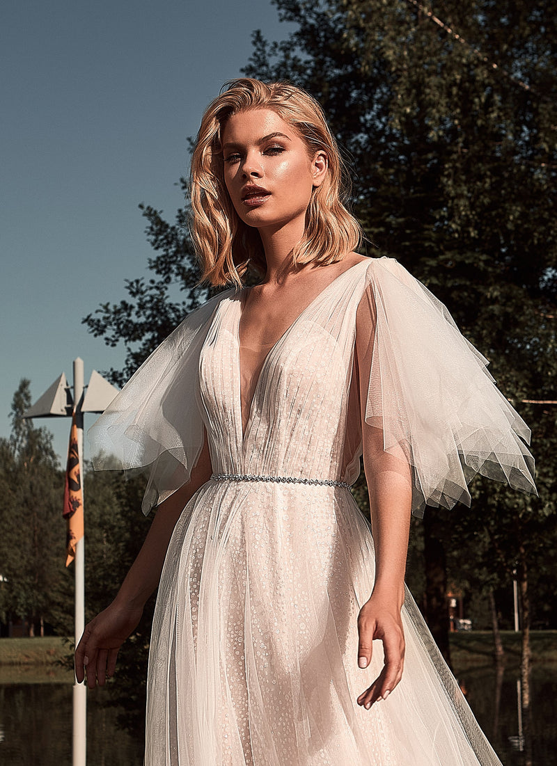 Vestido de novia evasé con purpurina y manga de mariposa