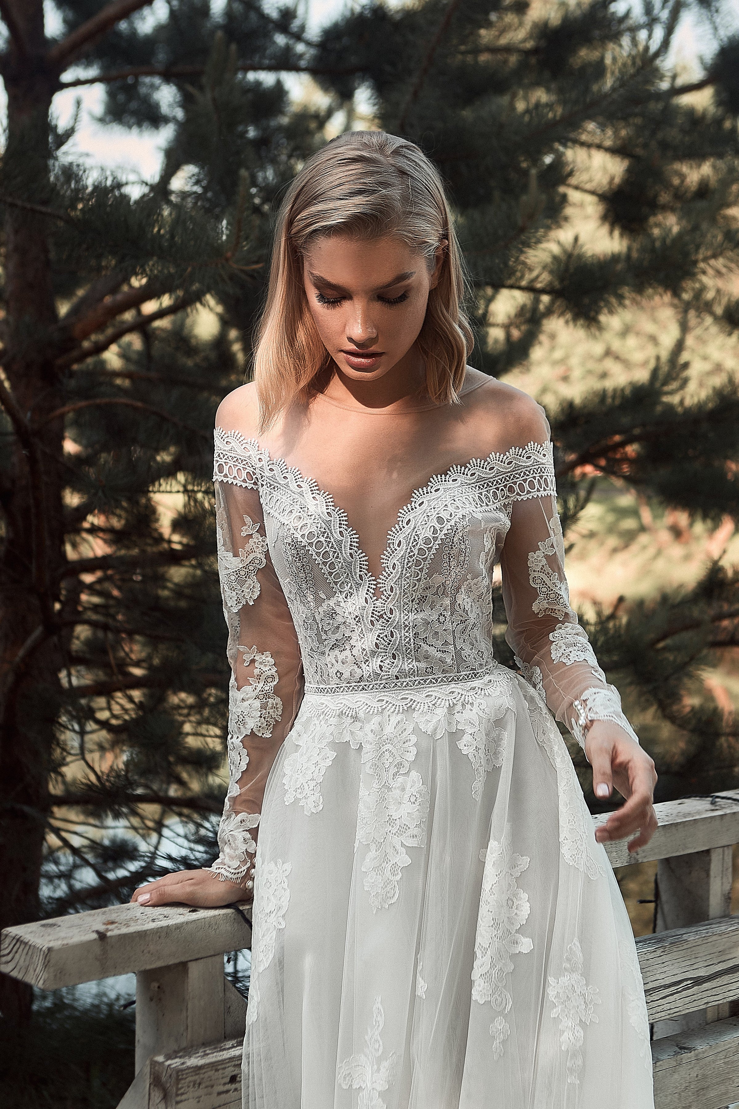 Off-Shoulder Long Sleeve Lace Wedding Dress EU40 / Milk