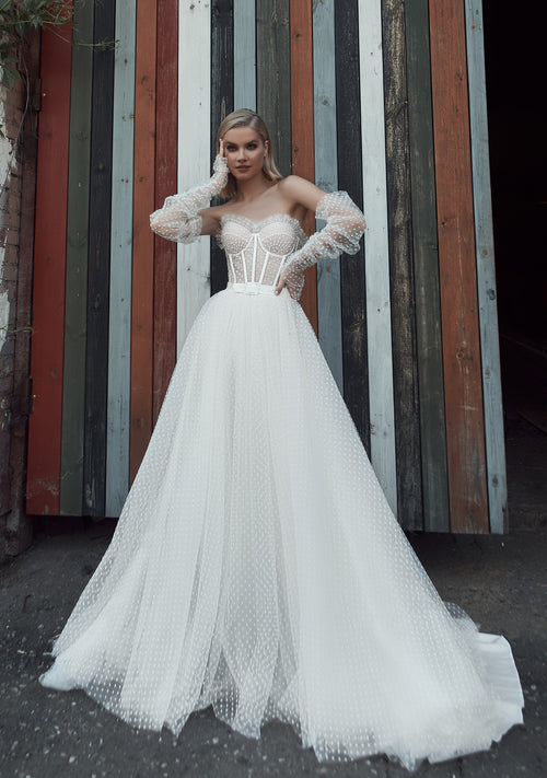 Vestido de novia con escote corazón y lunares con mangas removibles