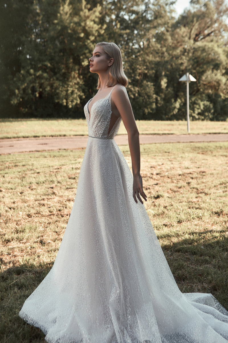 Vestido de novia con purpurina y tirantes finos