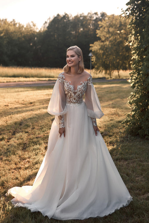 Vestido de novia de corte A con cuello de ilusión y mangas abullonadas