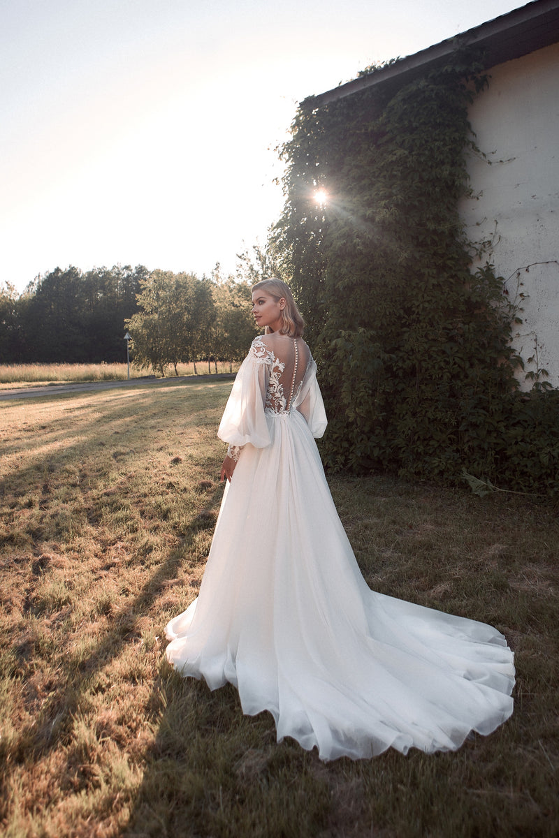 Robe de mariée trapèze à manches bouffantes et col illusion