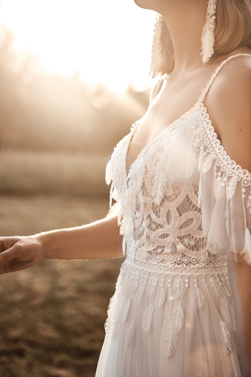 Vestido de novia bohemio con escote en V y hombros descubiertos