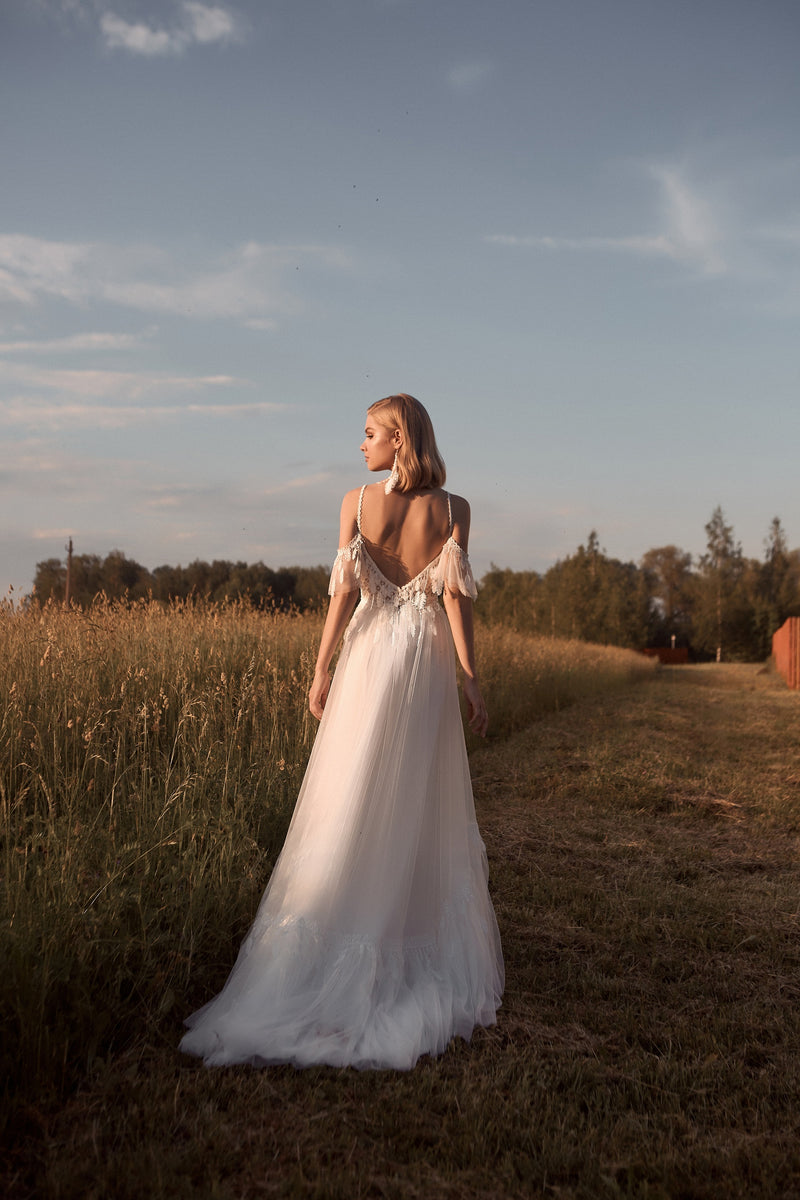 Robe de mariée bohème trapèze à épaules dénudées et col en V