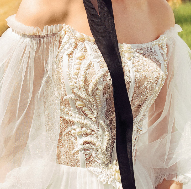 Vestido de novia de corte A con mangas abullonadas y hombros descubiertos