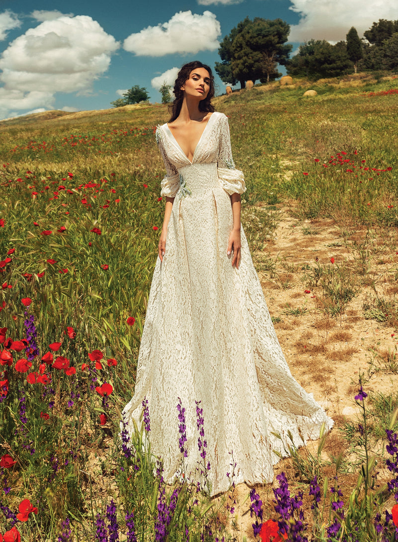 Robe de mariée en dentelle à manches 3/4 et col en V avec broderie