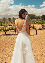 Vestido de novia de corte A con cuello en V