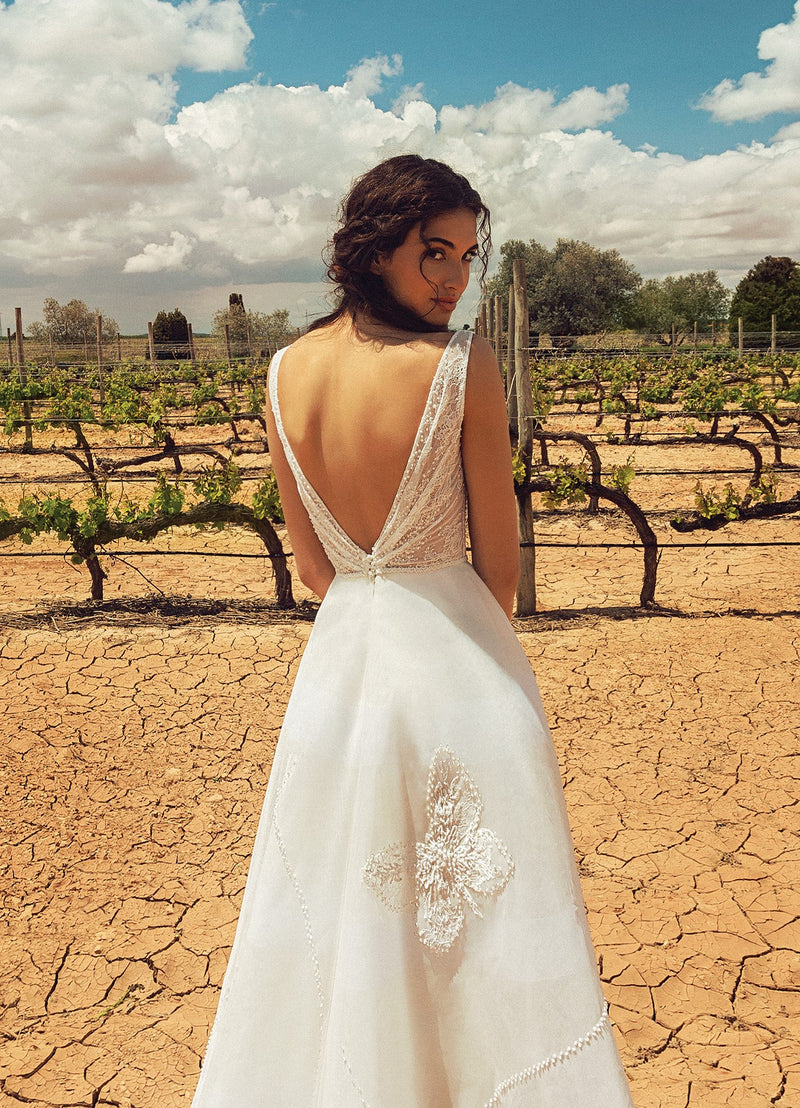 Vestido de novia de corte A con cuello en V