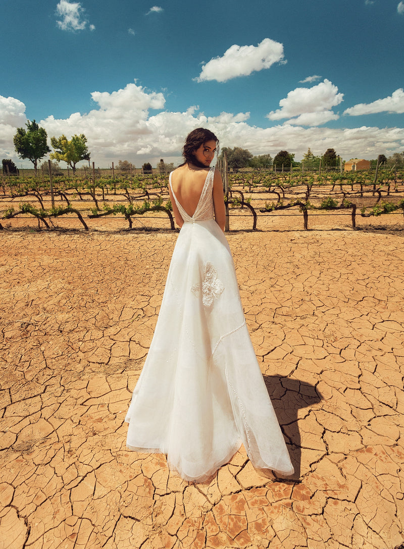 Vestido de novia de corte A con cuello en V