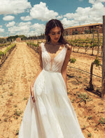 Vestido de novia de corte A con cuello en V