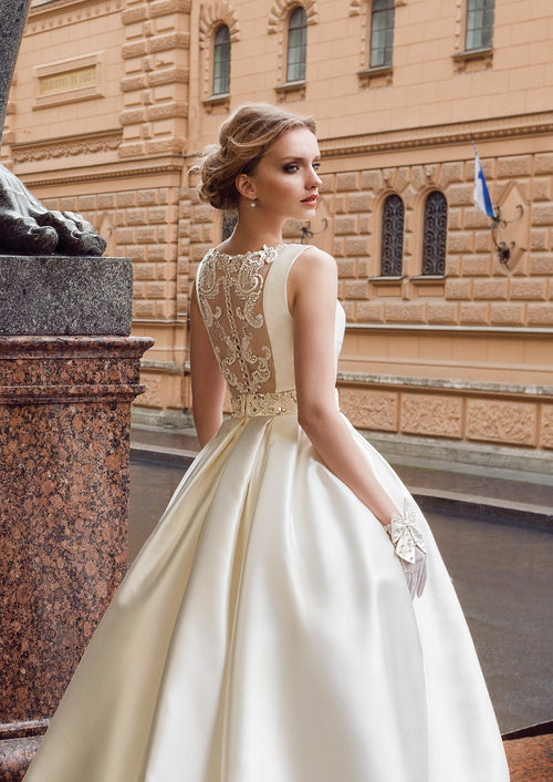 Elegante vestido de novia minimalista con preciosos detalles en la espalda