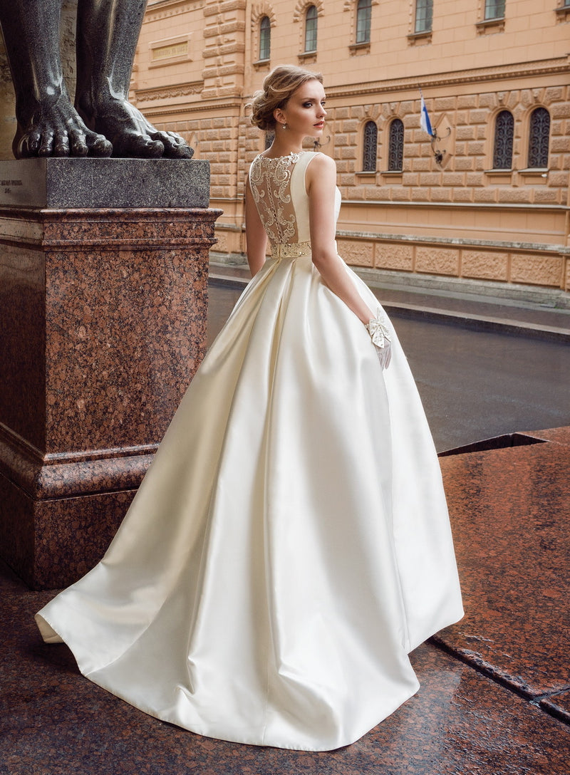 Elegante vestido de novia minimalista con preciosos detalles en la espalda