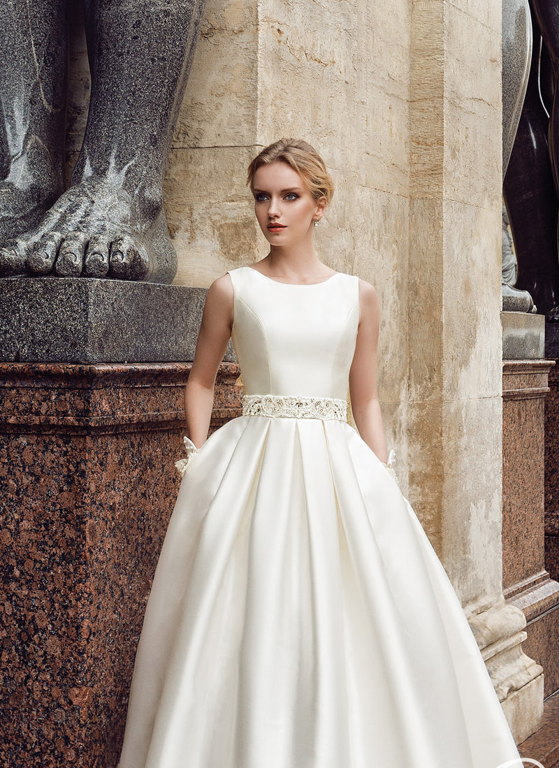 Elegante vestido de novia minimalista con preciosos detalles en la