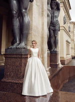 Robe de mariée minimaliste élégante avec de magnifiques détails au dos
