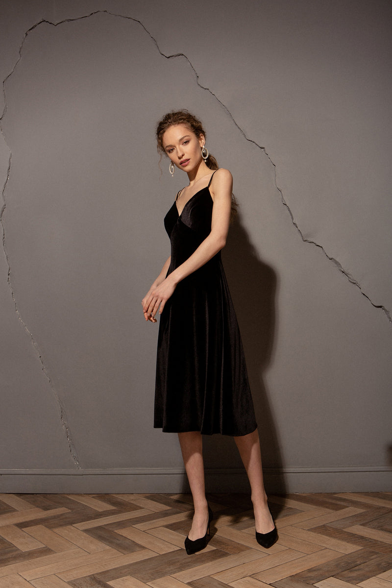 Robe en velours noir à fines bretelles avec superposition de tulle