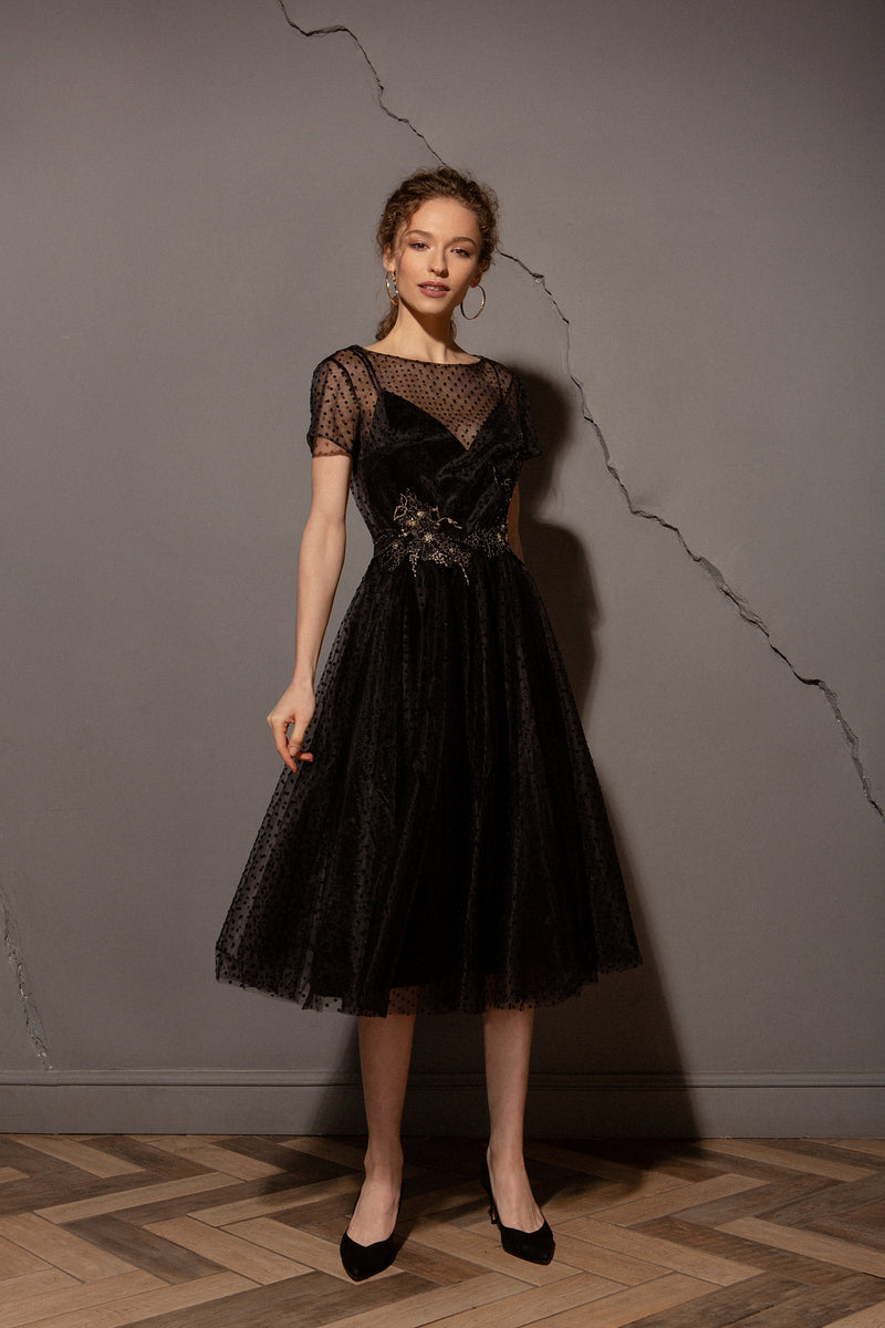 Robe en velours noir à fines bretelles avec superposition de tulle