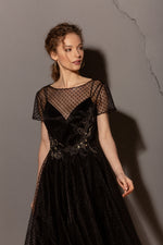 Robe en velours noir à fines bretelles avec superposition de tulle