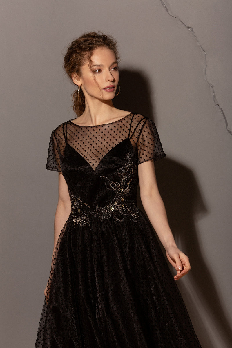 Robe en velours noir à fines bretelles avec superposition de tulle