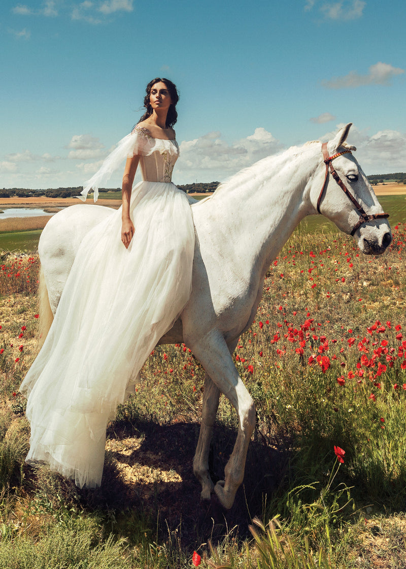 Vestido de novia evasé con hombros descubiertos y bordado