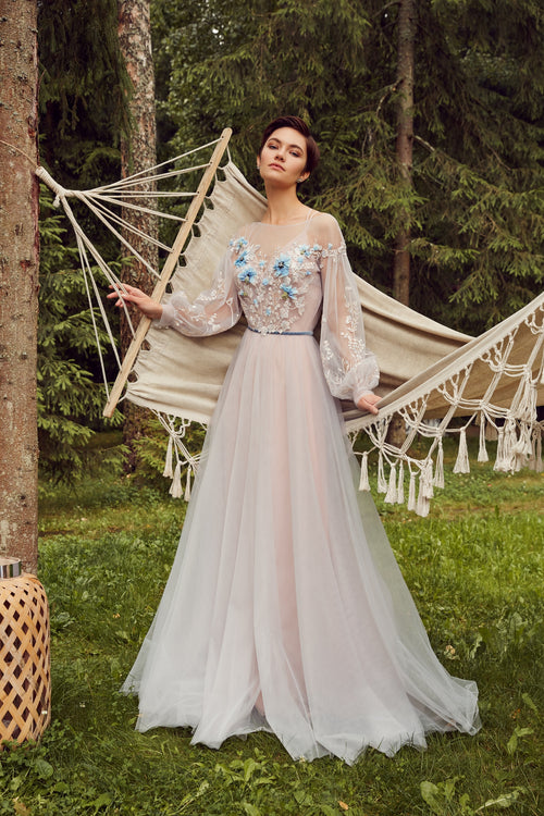 Robe longue à fines bretelles avec superposition de tulle brodé