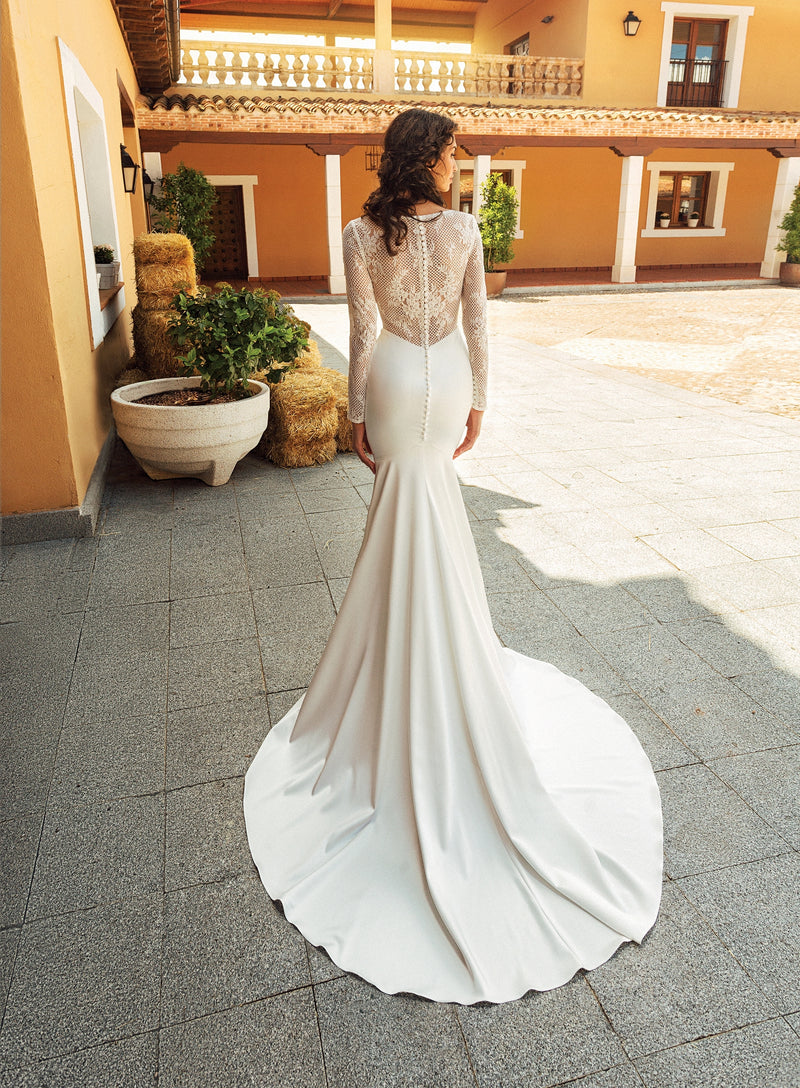 Elegant Long Sleeve Minimalist Mermaid Wedding Dress EU42 / Off-White Elegant Long Sleeve Minimalist Mermaid Wedding Dress EU42 / Off-White