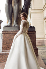 Exquisito vestido de novia elegante de manga larga con cuello alto