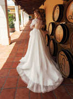 Elegante vestido de novia modesto con adornos de plumas de manga larga